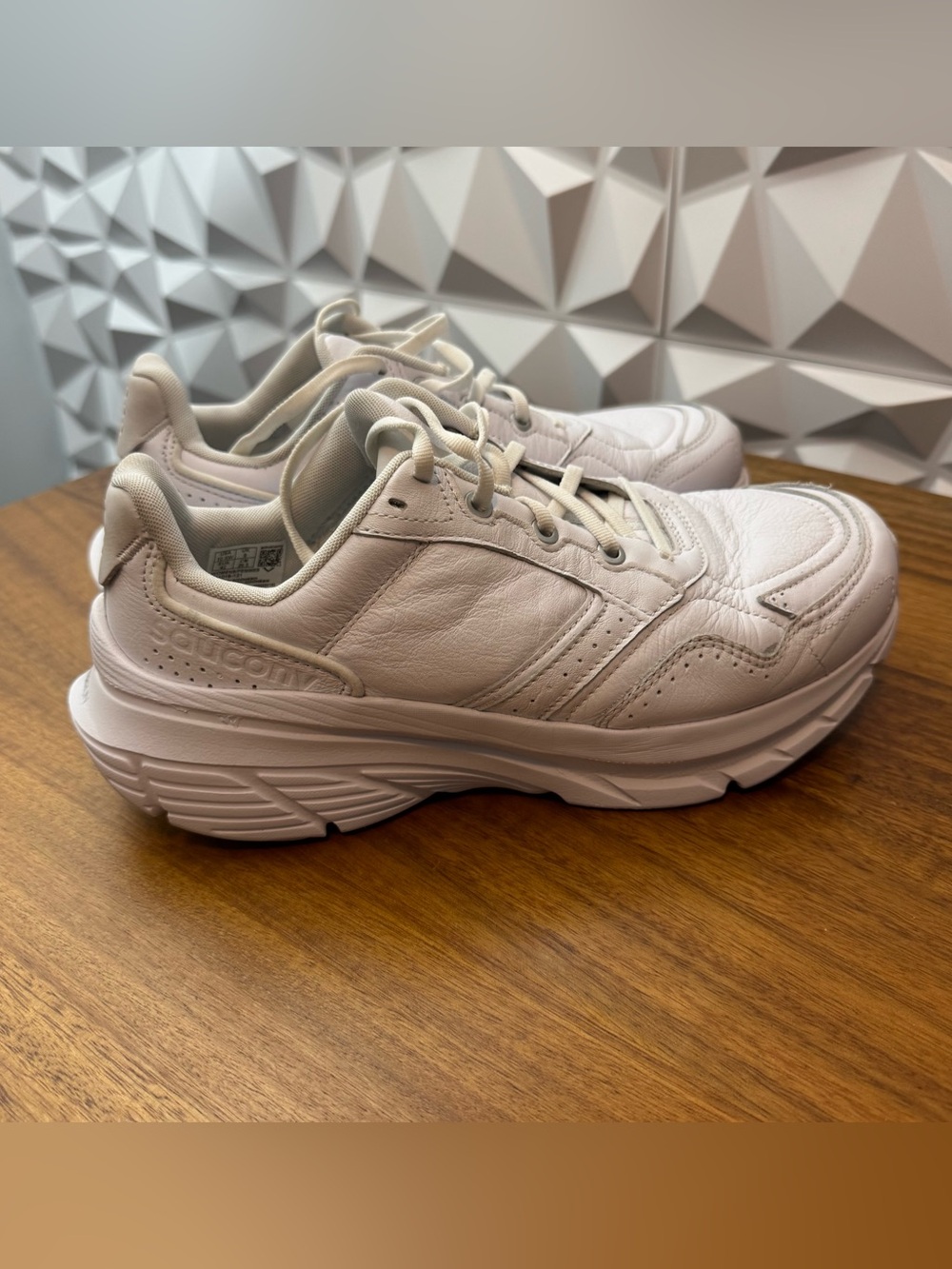Saucony Women's White Leather Sneaker Guide Metro LE Size 10